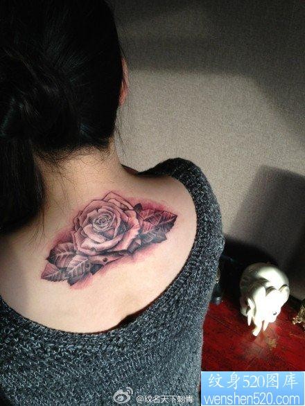 女人后肩背唯美前卫的黑灰玫瑰花纹身图片