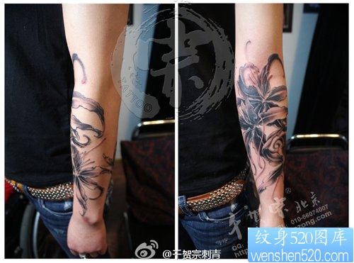 男性手臂流行时尚的彼岸花纹身图片
