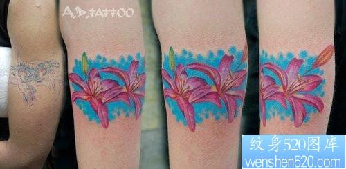 手臂唯美漂亮的彩色百合花纹身图片