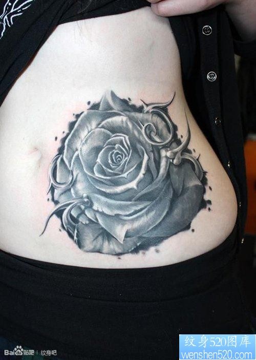 女人腰部精美的黑灰玫瑰花纹身图片