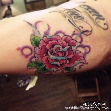 一张唯美流行的玫瑰花纹身图片