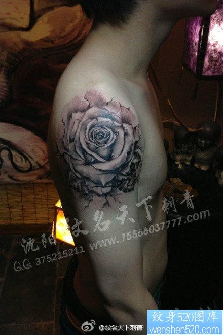 男性手臂唯美流行的黑灰玫瑰花纹身图片
