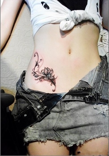 女性腰部花纹刺青