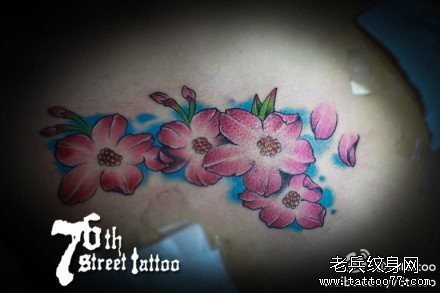 一张流行时尚的彩色花卉纹身图片