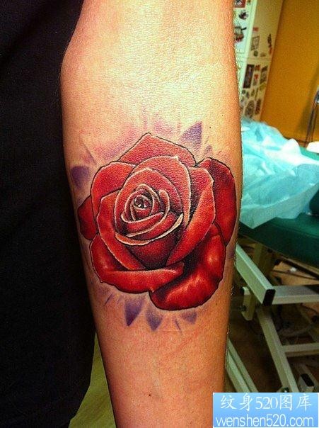 手臂漂亮的彩色玫瑰花纹身图片