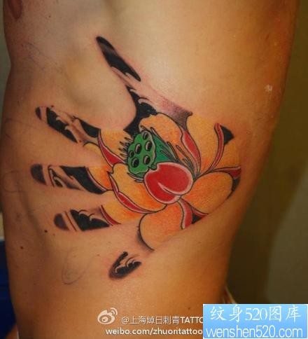 一张另类的手掌与莲花纹身图片