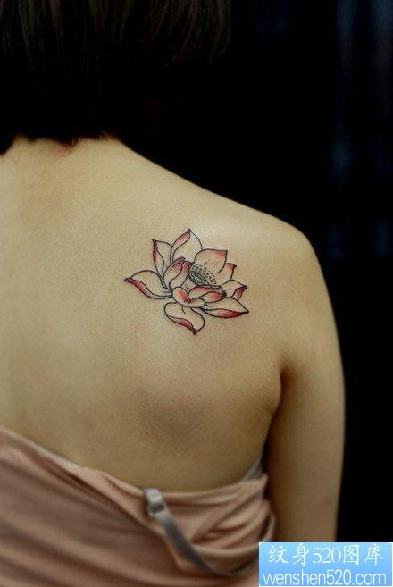 女孩子肩背简单唯美的莲花纹身图片