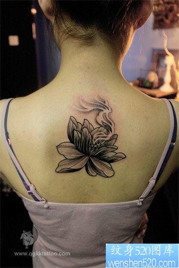 女人背部唯美的黑灰莲花纹身图片