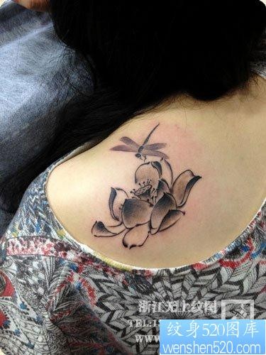 女人肩背水墨画莲花与蜻蜓纹身图片