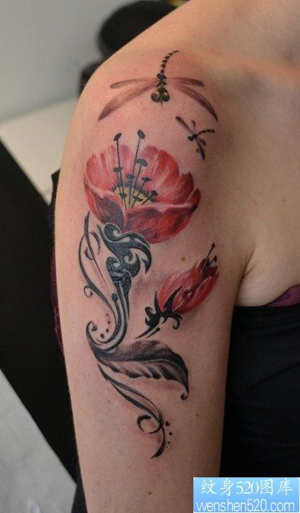 女人手臂好看的罂粟花纹身图片