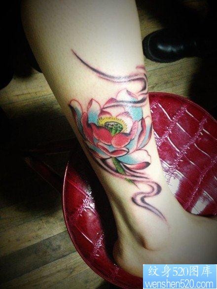 美女腿部时尚精美的莲花纹身图片
