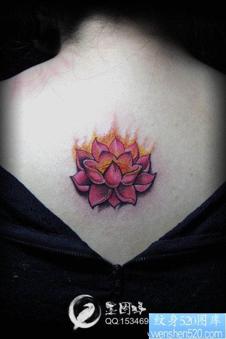 流行时尚的女人背部彩色莲花纹身图片