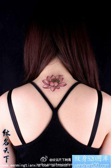 女人脖子处好看的莲花纹身图片