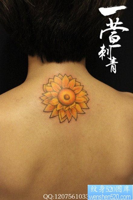女人背部好看的向日葵花纹身图片