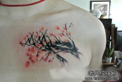 胸部一张水墨画枫叶纹身图片
