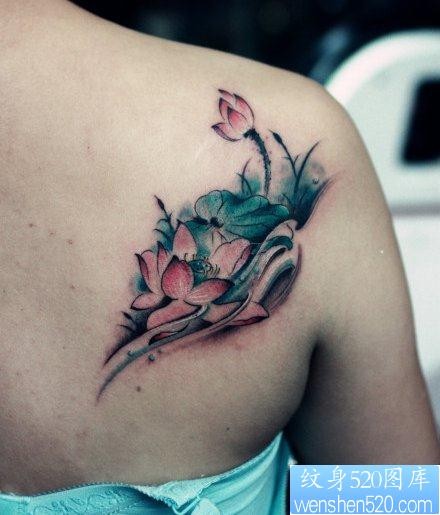 美女肩背精美的莲花与荷叶纹身图片