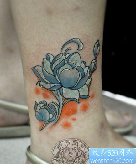 女孩子腿部精美时尚的莲花纹身图片