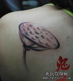 女人肩背水墨风格莲蓬纹身图片