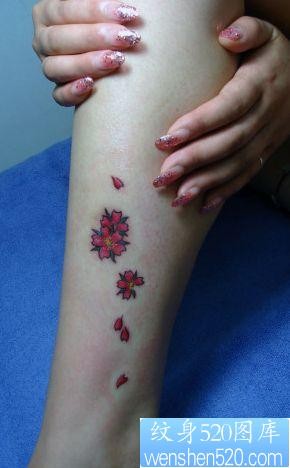 女孩子腿部好看的彩色樱花纹身图片