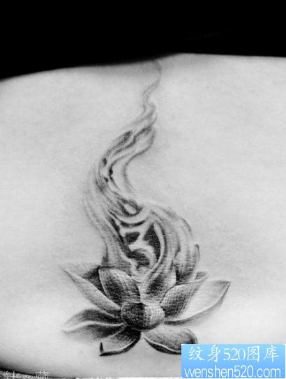 女孩子腰部一张写实莲花纹身图片