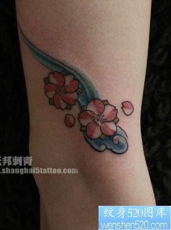女孩子手臂小小的樱花纹身图片