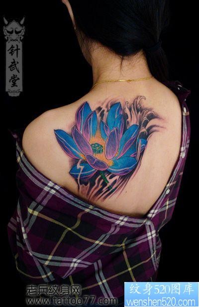 一张女孩子肩部彩色莲花纹身图片