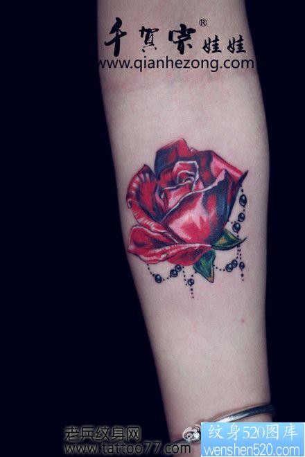 精美的手臂彩色玫瑰花纹身图片
