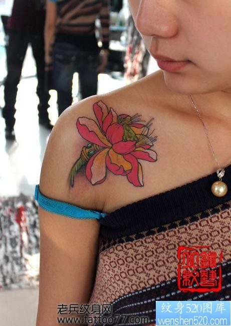 女孩子肩部彩色莲花纹身图片