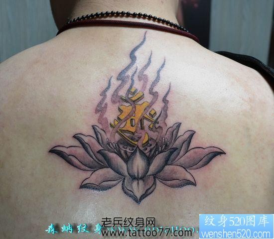 背部流行的莲花梵文纹身图片
