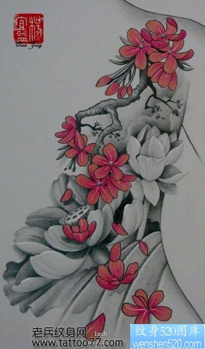 背部唯美经典的莲花樱花纹身图片