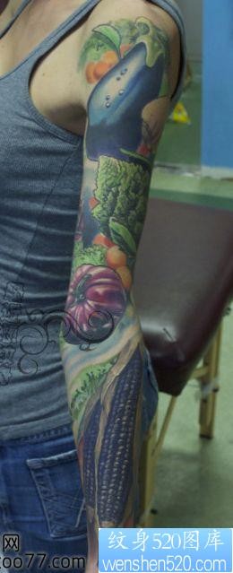 一张另类的蔬菜花臂纹身图片