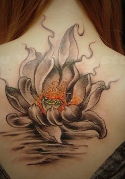 花卉纹身图片：背部莲花纹身图案