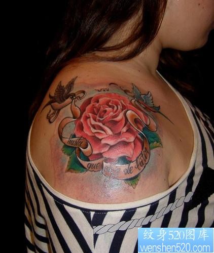 肩部彩色玫瑰小燕子纹身图片