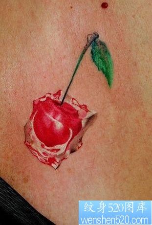 樱桃纹身图片：胸部彩色樱桃纹身图案