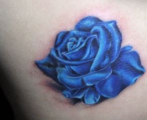 玫瑰纹身图片：背部彩色蓝玫瑰纹身图案