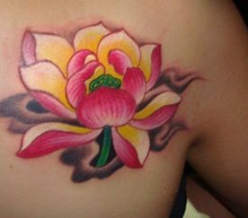 莲花纹身图片：流行经典美女肩部彩色莲花纹身图案