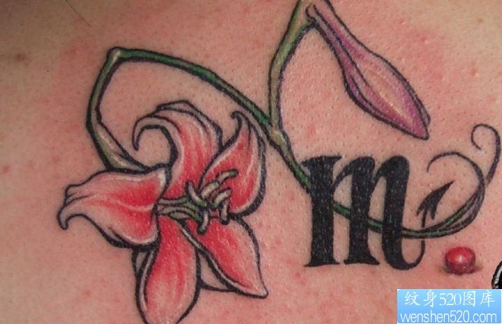 女人纹身图片：美女后背文字花卉纹身图片图案（精品）