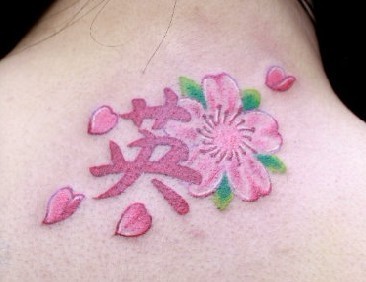 花卉纹身图片：颈部彩色樱花纹身图案