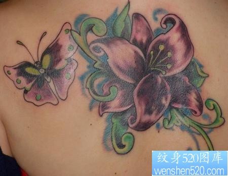 纹身520图库：背部百合蝴蝶纹身图片图案
