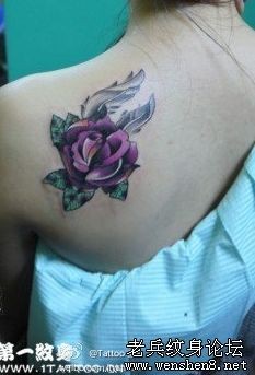 玫瑰纹身图片：肩部玫瑰纹身图案