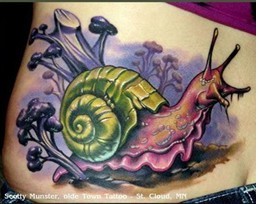 后腰部蜗牛纹身图片