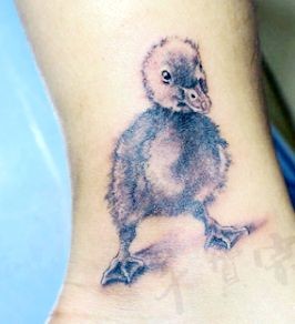 小鸭子纹身图片：腿部可爱小鸭子纹身图案