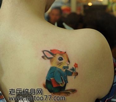 美女背部超可爱的小兔子纹身图片