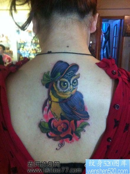 背部经典的猫头鹰纹身图片