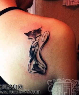 美女背部可爱的狐狸纹身图片