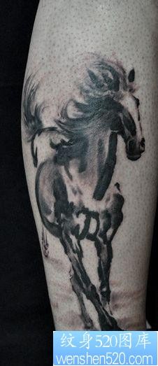 经典的腿部水墨画马纹身图片