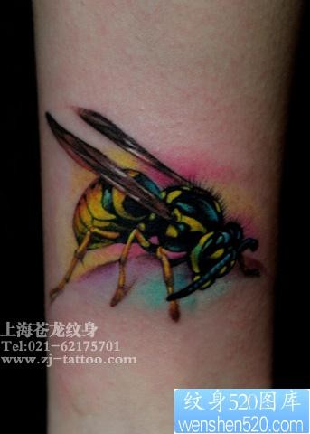 一张好看的彩色小蜜蜂纹身图片