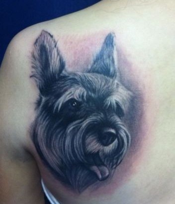动物纹身图片：肩部小狗肖像纹身图案