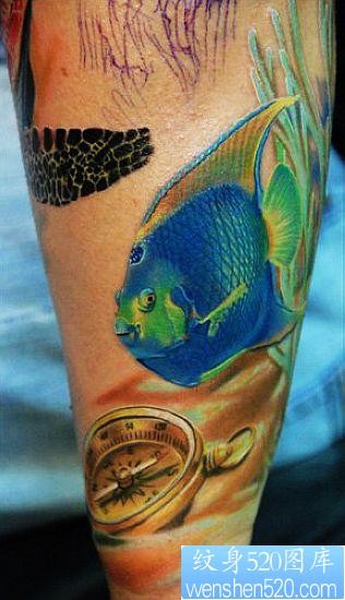 动物纹身图片：手臂3D彩色小金鱼纹身图案