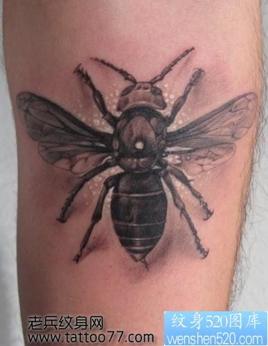 一张可爱的蜜蜂纹身图片
